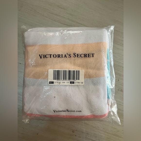 Victoria’s Secret Beach Blanket - Picture 15 of 15